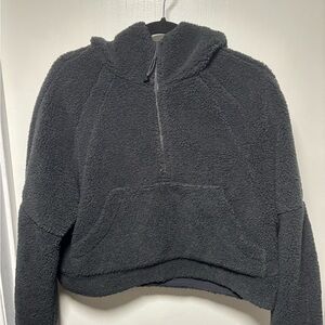 Lululemon cropped Black Sherpa half zip size M/L